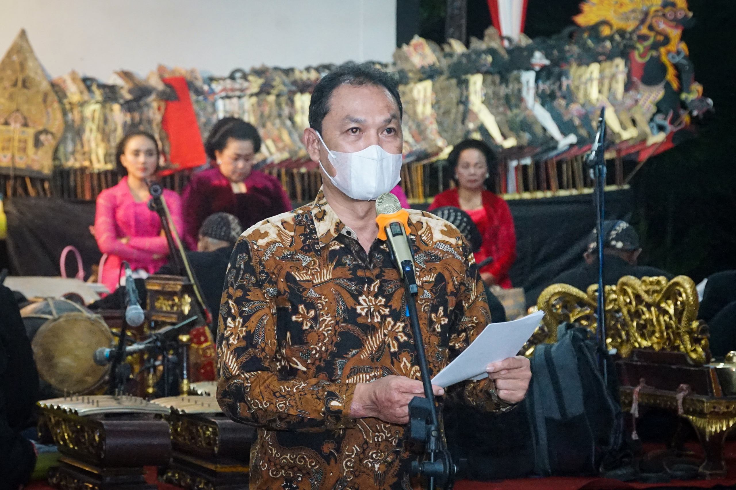 : Asisten Perekonomian dan Pembangunan Sekretariat Daerah Kabupaten Magelang, Iwan Sutiarso bersama Wakil Ketua DPRD Kabupaten Magelang Suharno, beserta jajaran Forkopimcam Kecamatan Borobudur saat menghadiri Syukuran dan Peresmian Yayasan Dulang Mas Joglo Semar Nusantara.