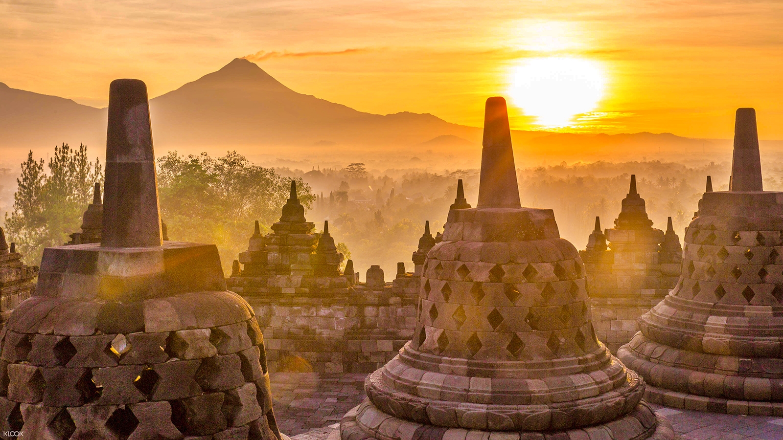 Candi Borobudur dan Merapi di Magelang Jawa Tengah
