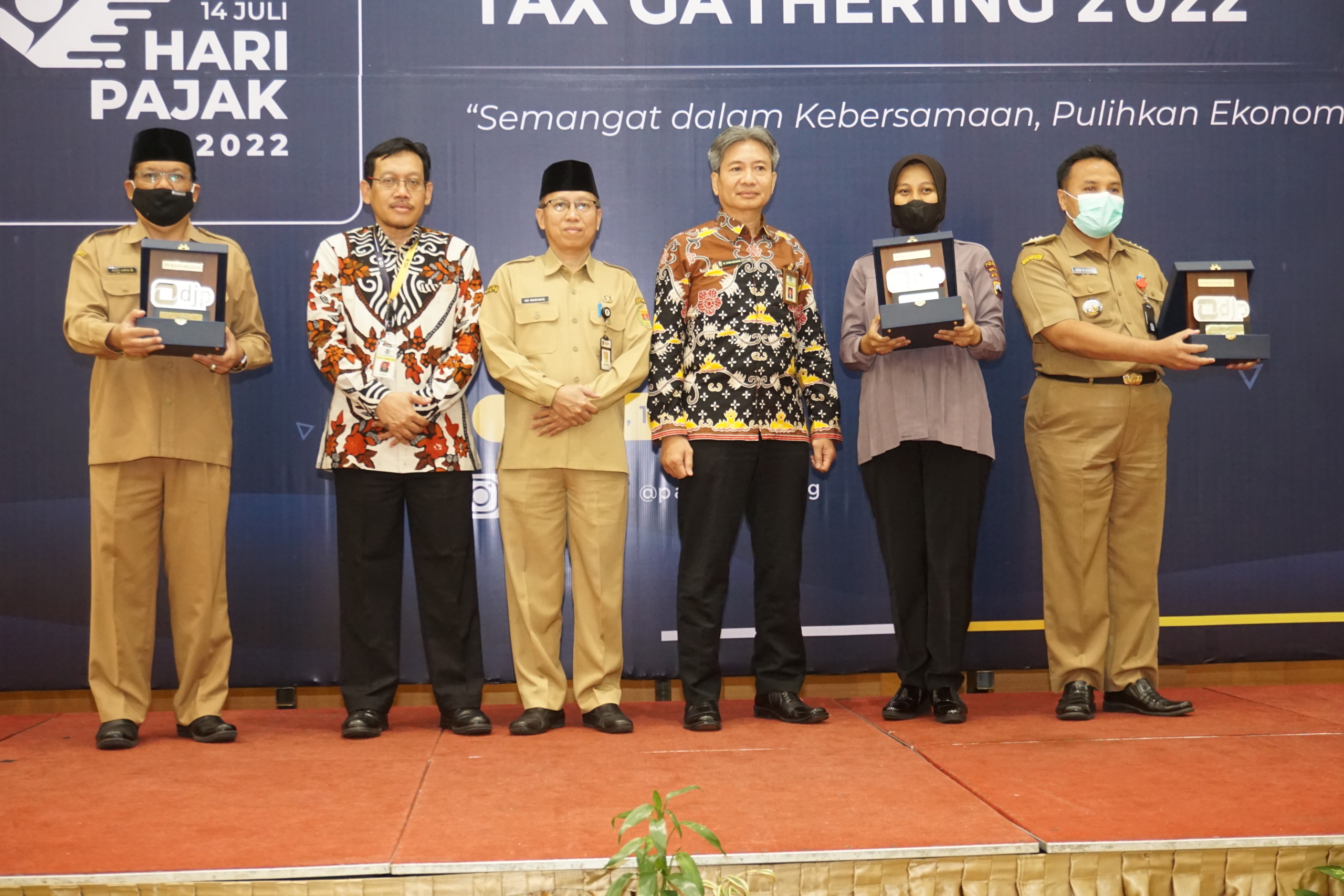 Sekretaris Daerah Kabupaten Magelang Adi Waryanto bersama OPD dan Instansi di Kabupaten Magelang saat meraih penghargaan dari KPP Pratama Magelang