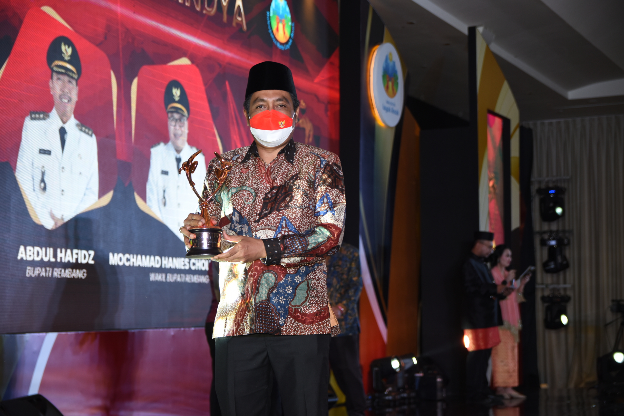 Bupati Magelang saat menerima penghargaan KLA Kategori Nindya dari Kementerian PPPA RI.