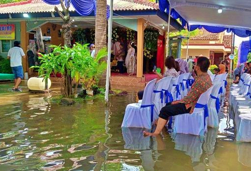 Foto pesta pernikahan di Semarang ditengah genangan air banjir