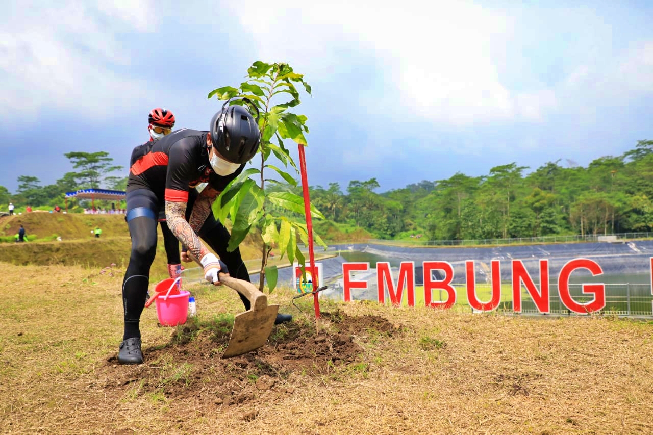 Ganjar Pranowo menanam pohon untuk rehabilitasi hutan dan lahan