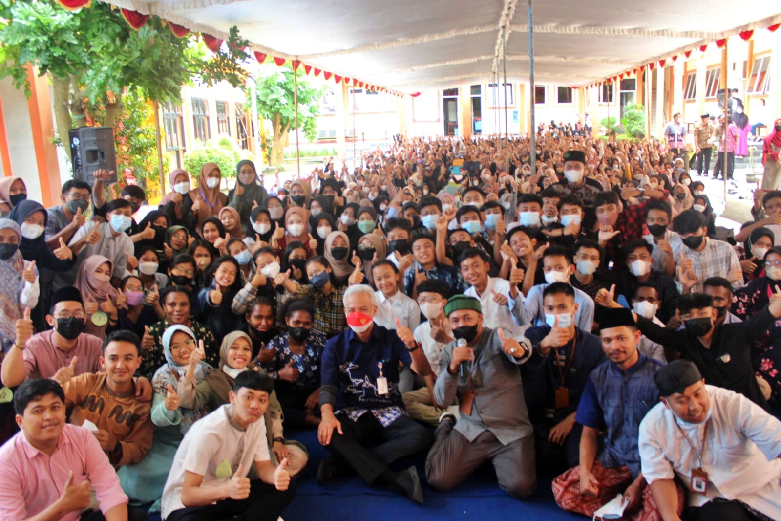 Ganjar saat berada di tengah tengah pelajar SMK Cimed Kota Magelang