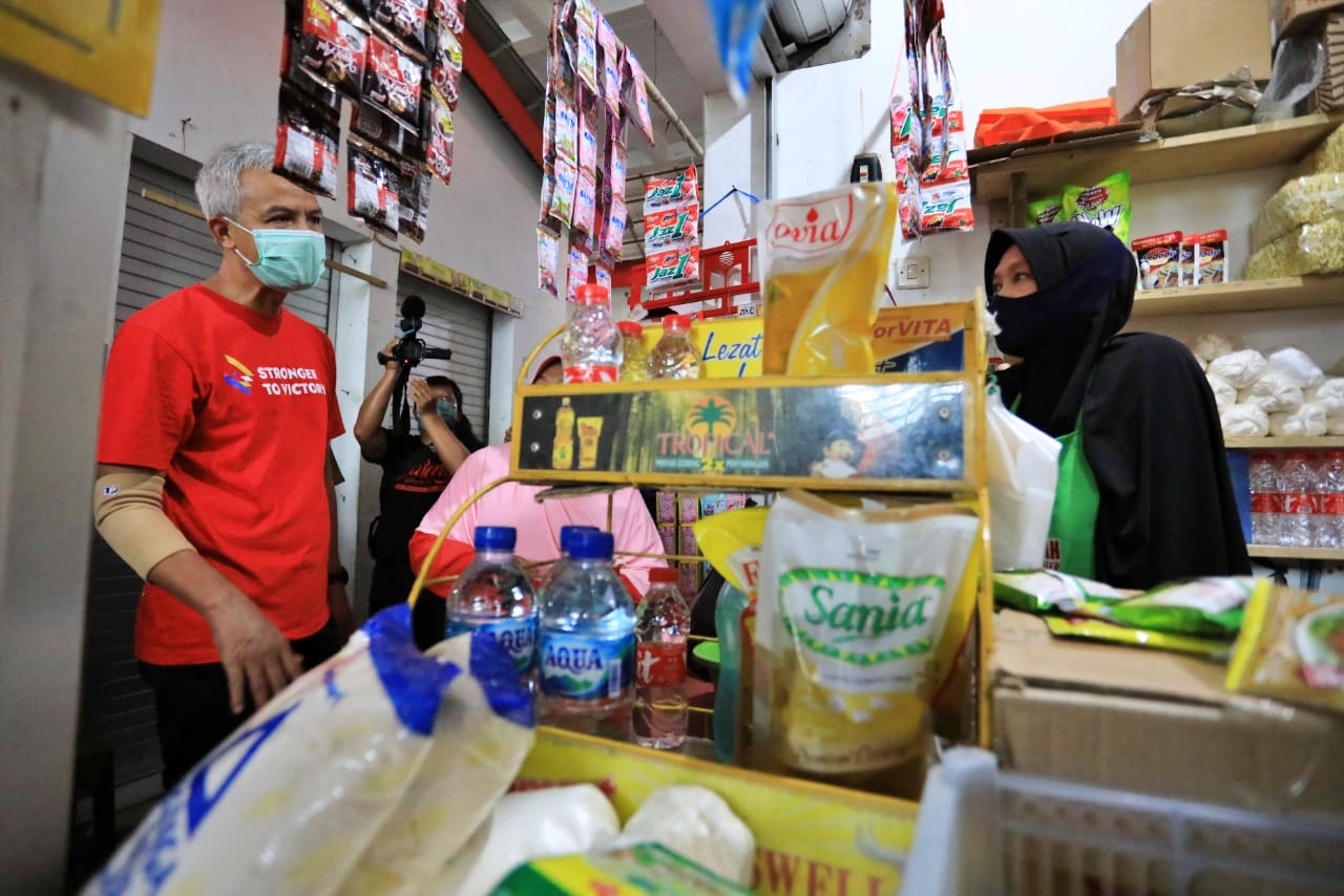 Ganjar saat berbincang dengan pedagang di sebuah pasar di Banyumas soal harga Telur dan Bumbu Dapur