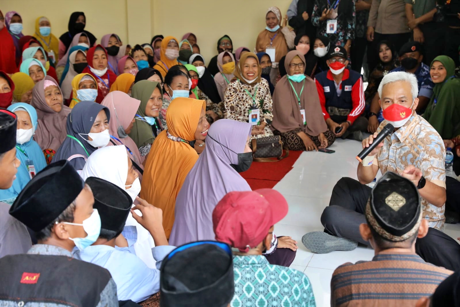 Ganjar saat dikerumuni warga dikala kunjungan kerja ke sebuah Desa di Pekalongan