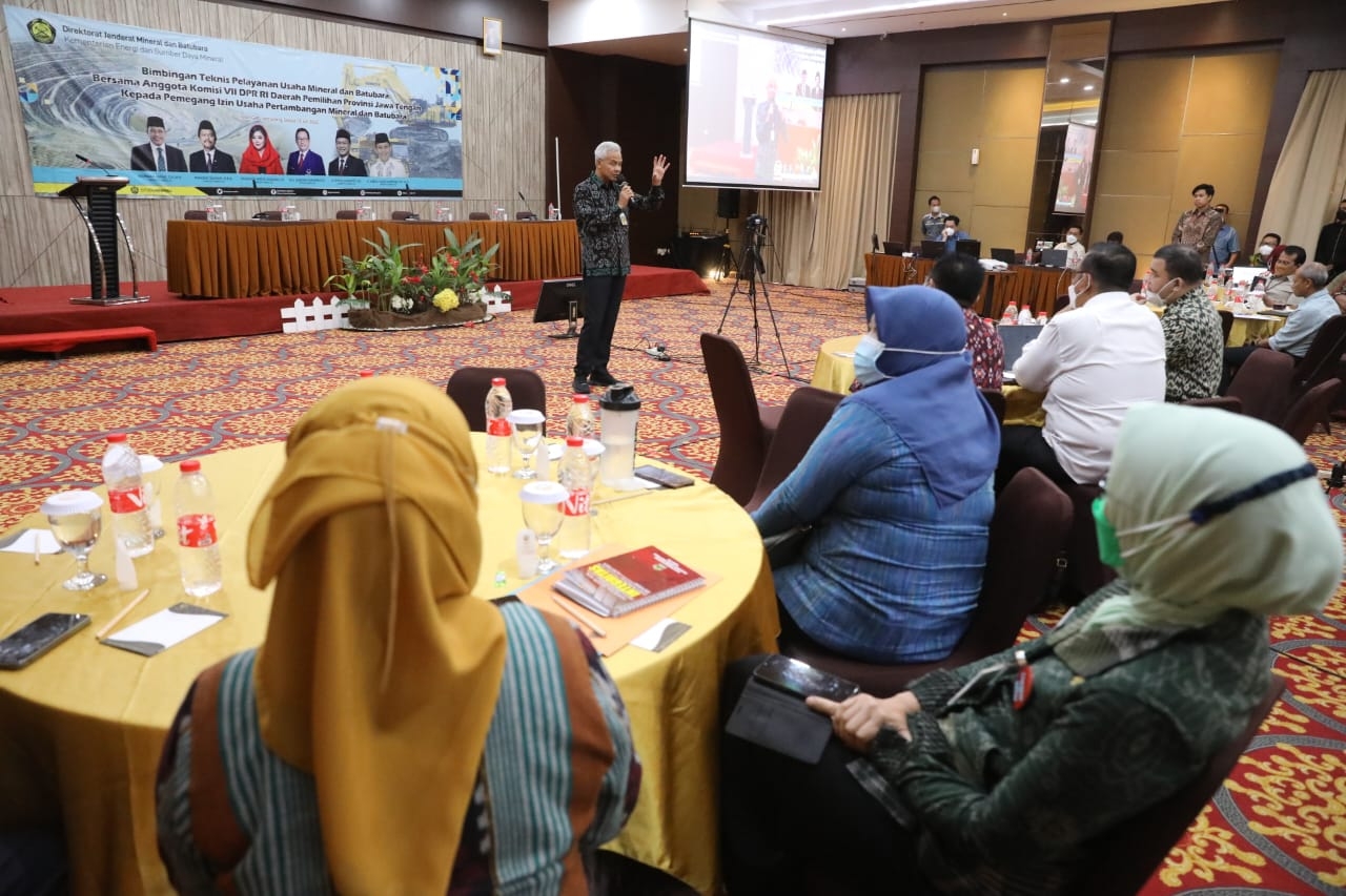 Ganjar saat membuka Bimbingan Teknis Pelayanan Usaha Mineral kepada pemegang izin usaha pertambangan mineral yang digelar di Hotel Gets, Kota Semarang