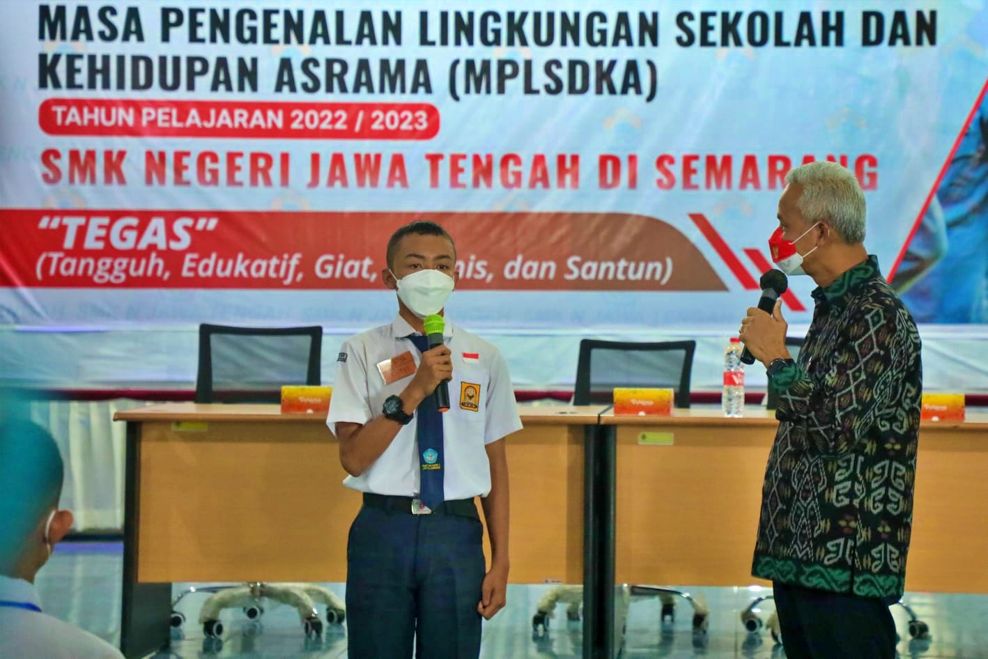 Ganjar saat menanyai bocah yatim piatu yang masuk di SMK Negeri Jateng