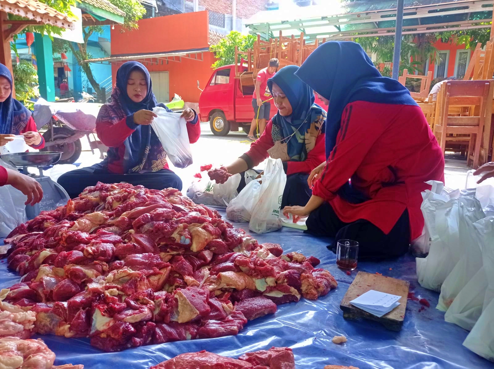 Guru dan Karyawan SD Terpadu Maarif Gunungpring Muntilan saat membungkus daging kurban