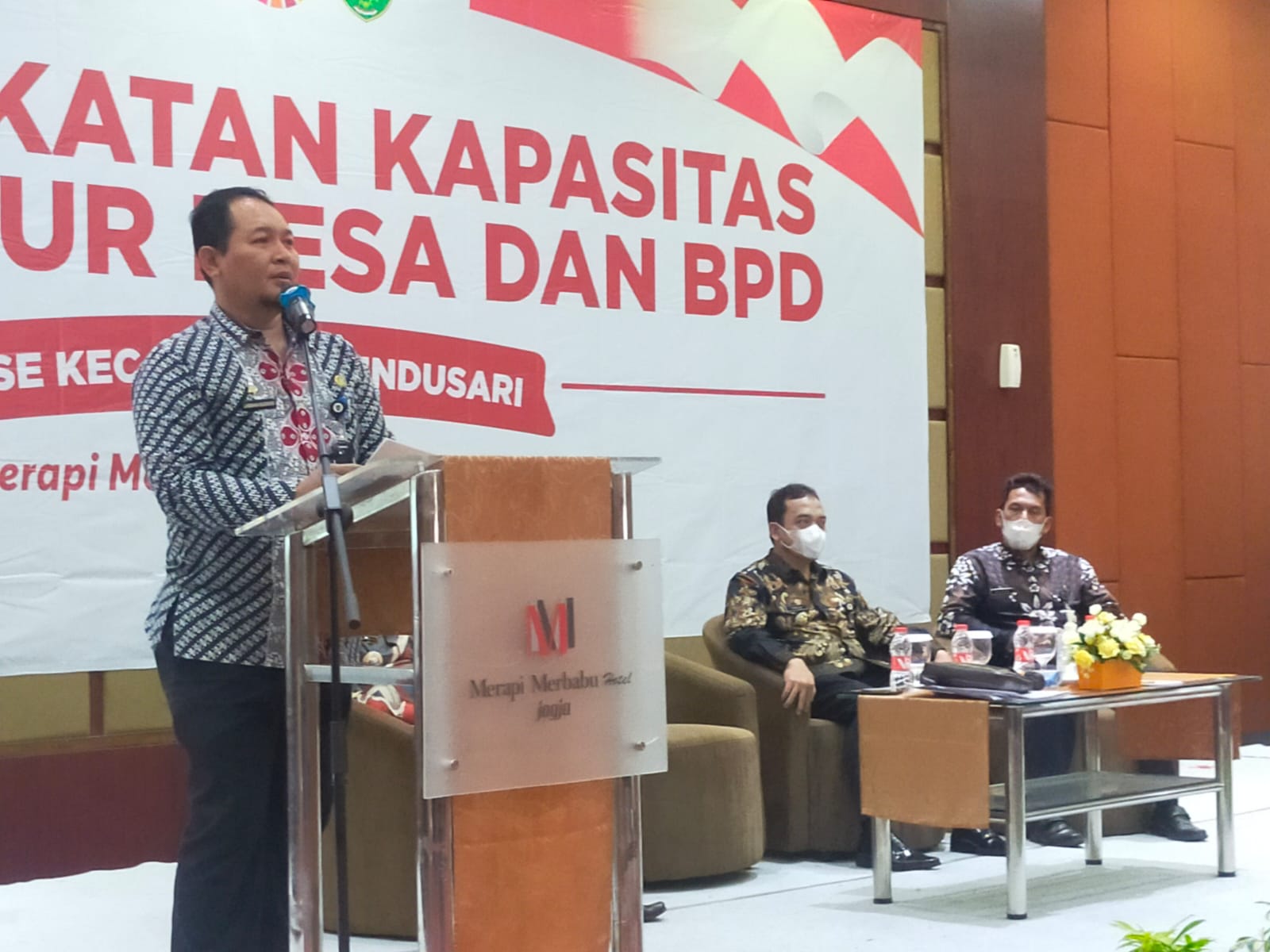 Kepala Dispermades Kabupaten Magelang, Labbaika Nugroho saat memberikan arahan pada acara Pelatihan Peningkatan Kapasitas Bagi Aparatur Desa dan Anggota BPD se-Kecamatan Windusari.