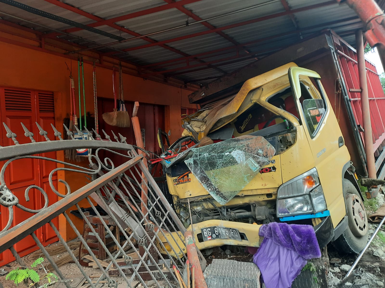 Truk Oleng Tabrak Teras Rumah di Salaman Magelang