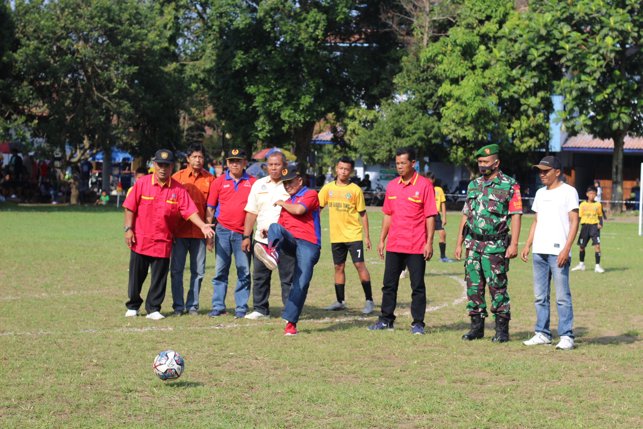 Simbolis penendangan bola sebagai tanda dimulainya liga sepak bola kelompok umur yang digelar ASKAB PSSI Kabupaten Magelang