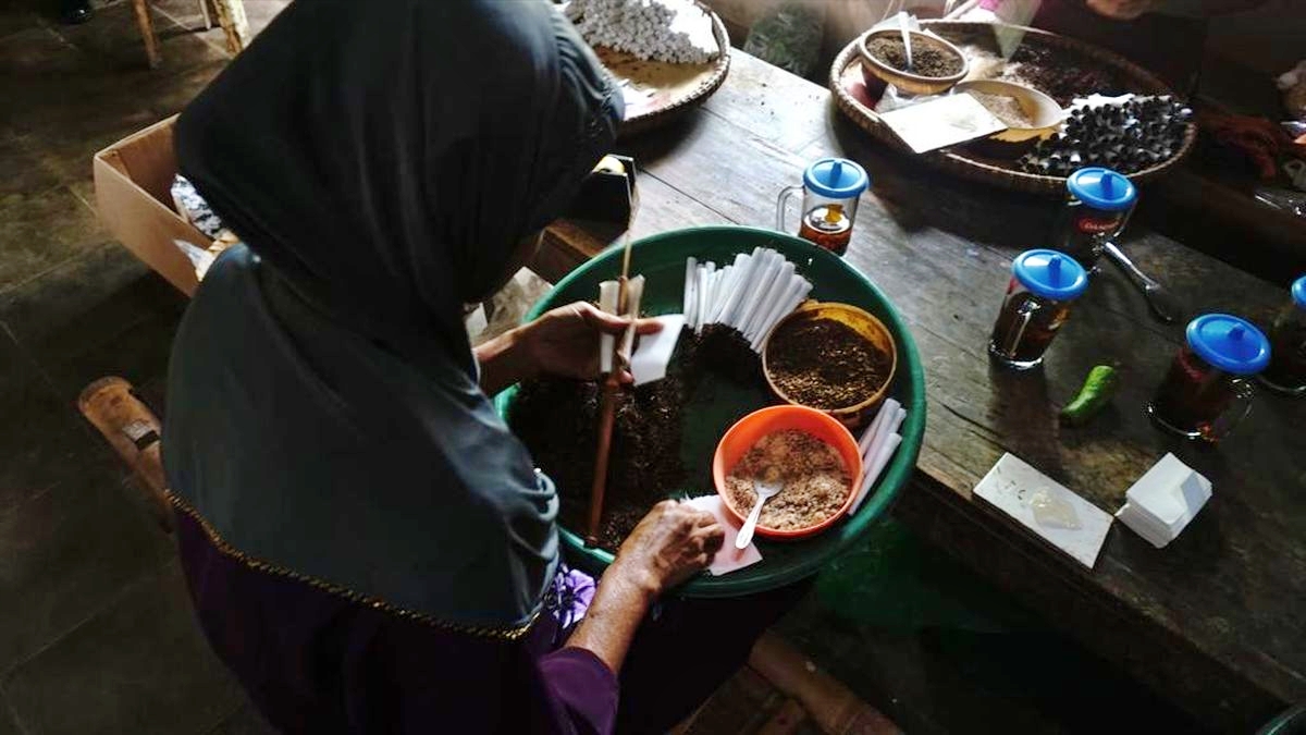 Ilustrasi produksi rokok kelembak menyan
