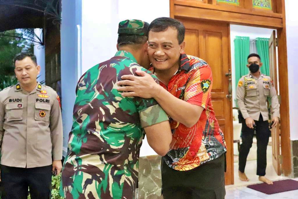 Kapolda Jateng saat ditemui Pangdam dalam rangka HUT Bhayangkara