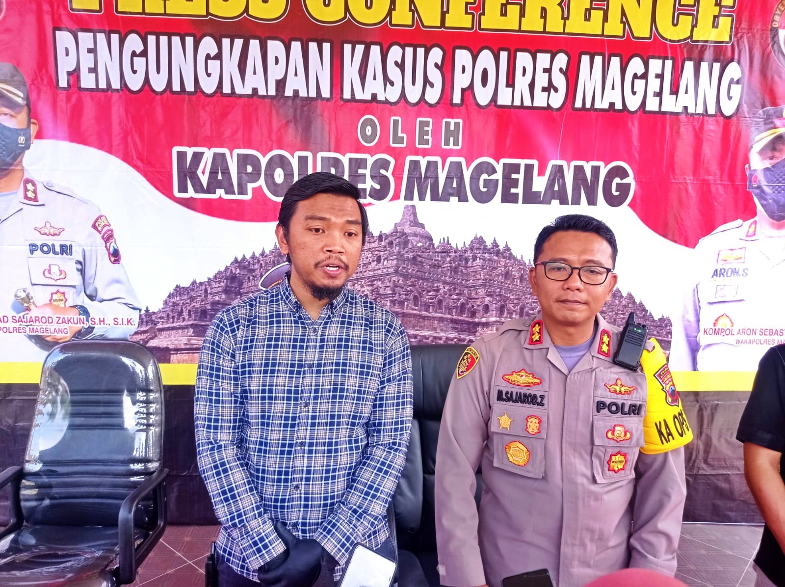 Kapolres Magelang didampingi Kasat Reskrim saat diwawancarai awak media