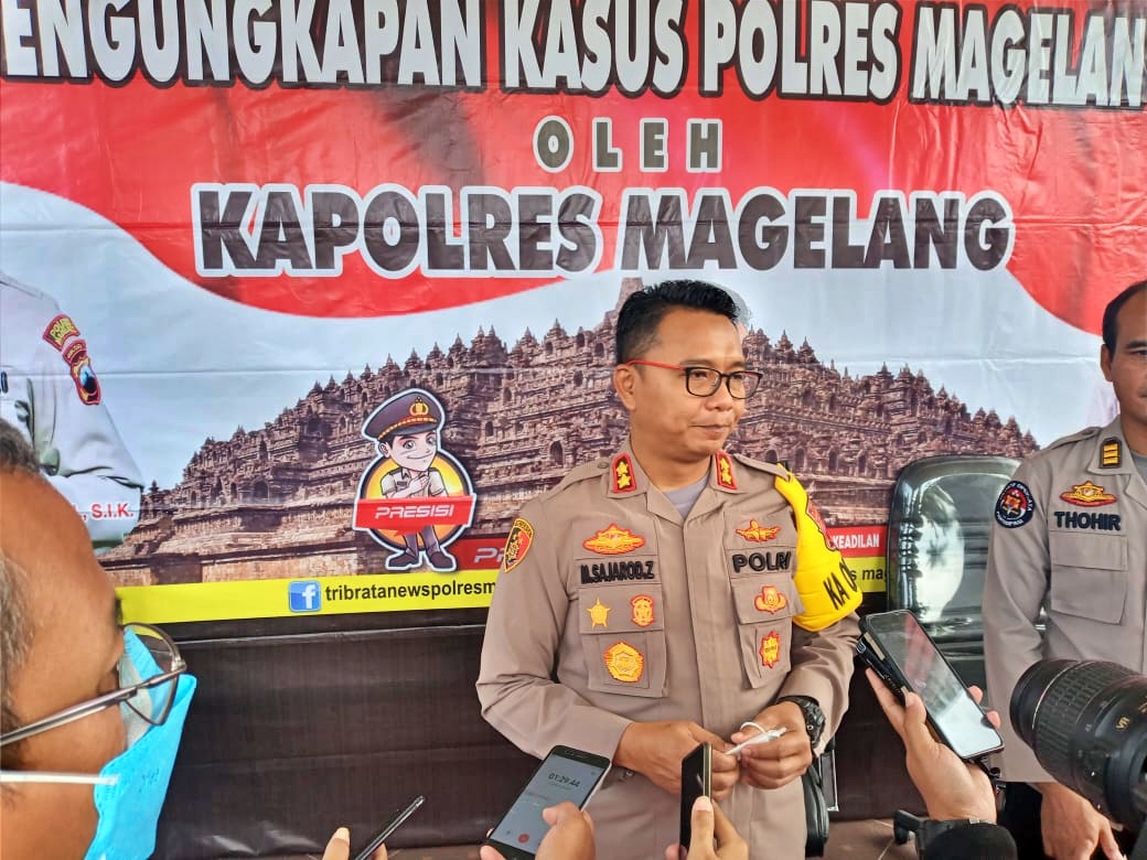 Kapolres Magelang saat diwawancarai soal dugaan kasus chat mesum oknum guru