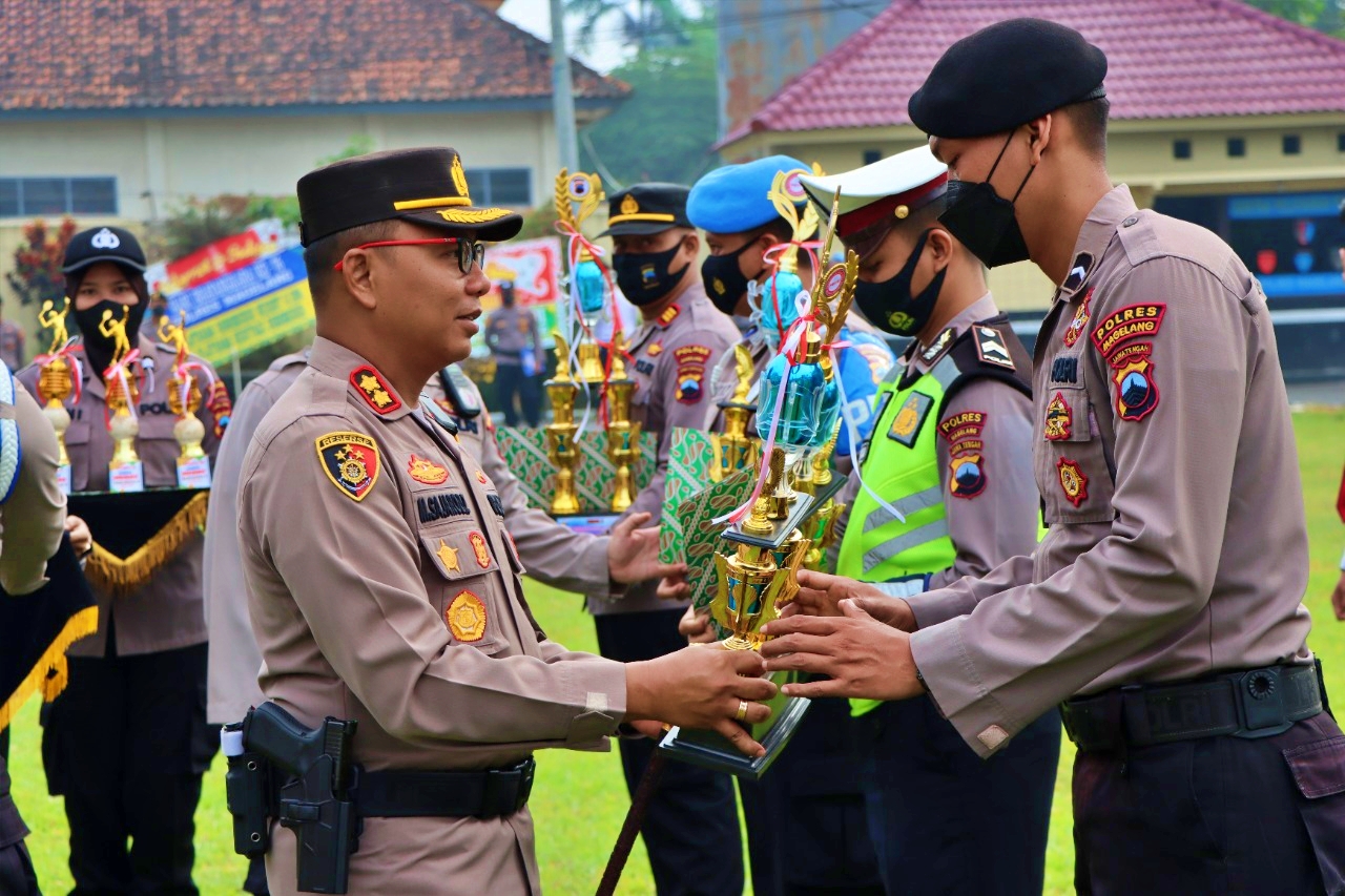 Kapolres Magelang saat secara simbolis memberikan penghargaan kepada anggotanya