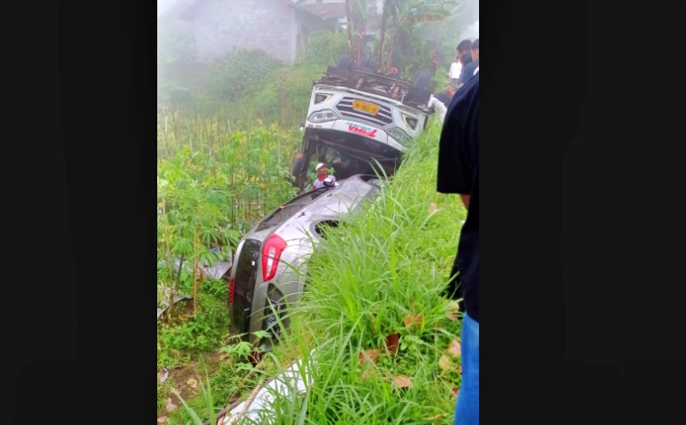 Kecelakaan Bus dan Mobil di Jalan Ketep Sawangan Magelang