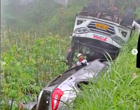 Kecelakaan bus rombonga pendaki dan mobil di Sawangan Magelang