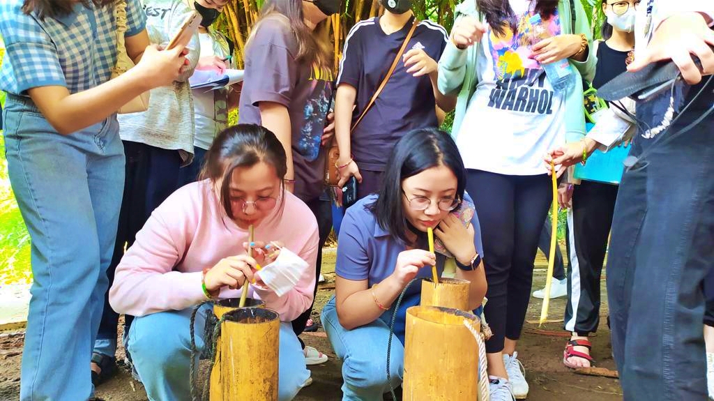 Kelompok wisatawan saat menikmati badek atau nira bahan baku gula merah