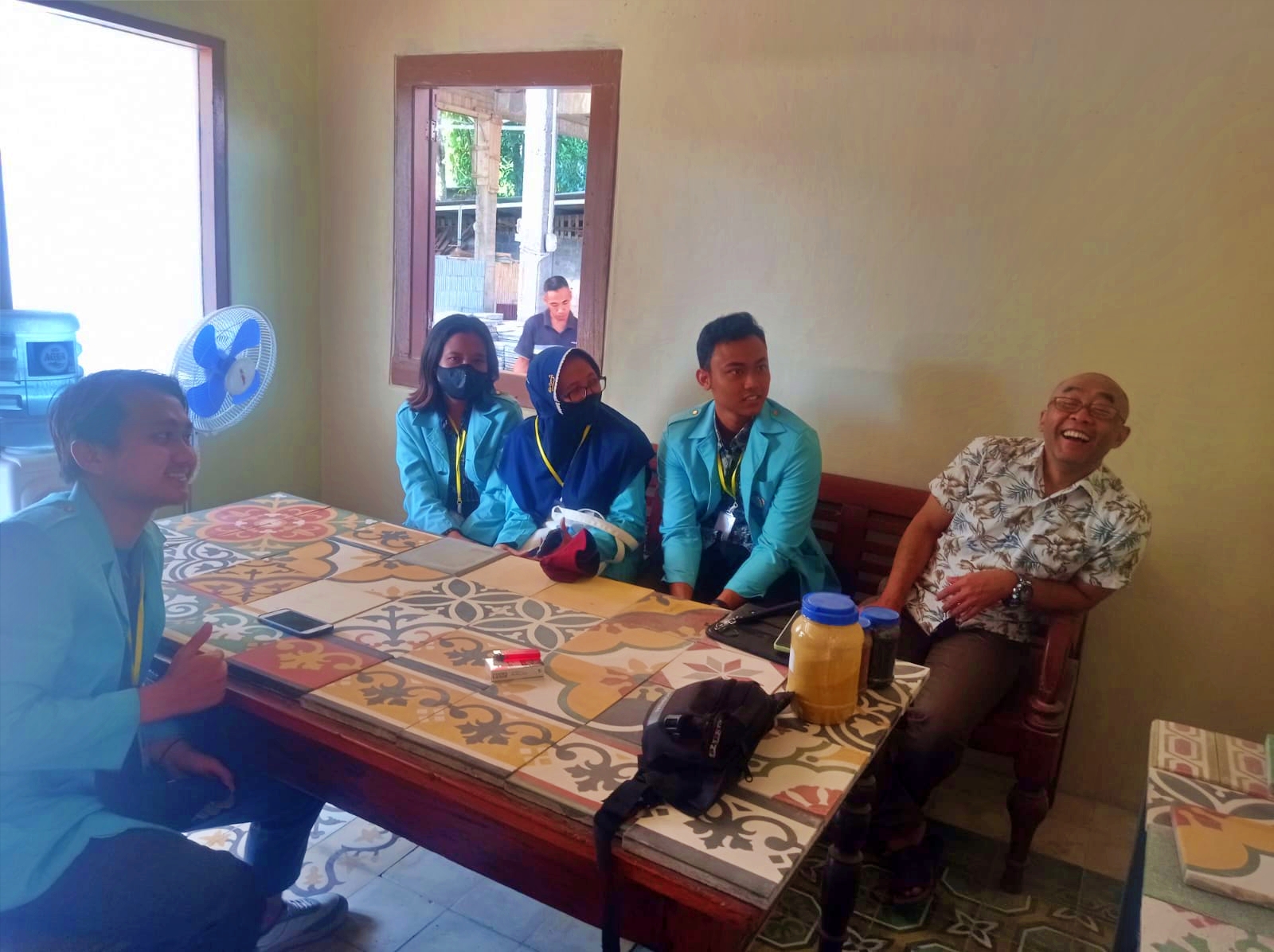 Mahasiswa UNS saat sharing bersama owner Tegel Motif Muntilan Magelang