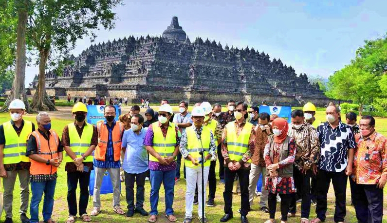 Menkominfo saat berkunjung ke Candi Borobudur Magelang