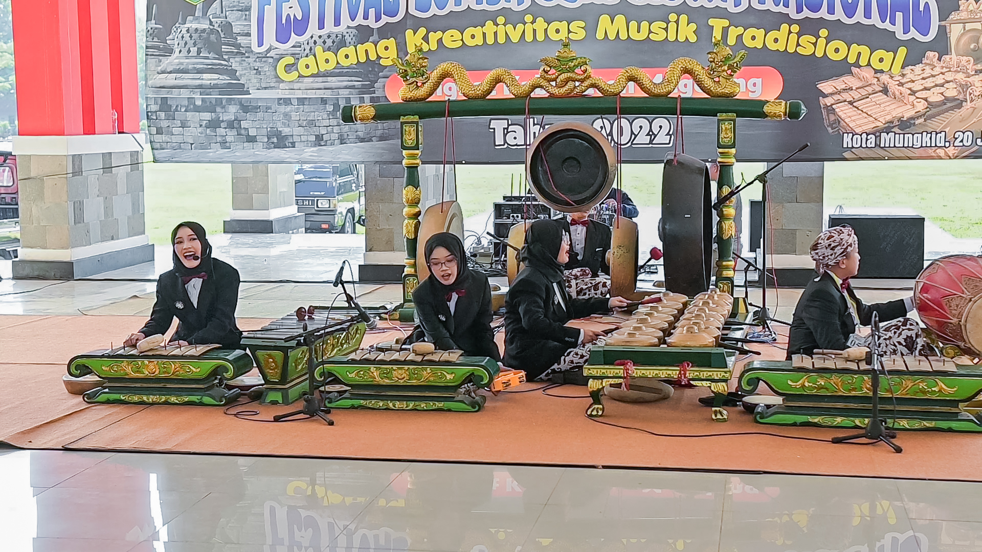 Salah satu kelompok pelajar dari SMP Muh Plus Gununpring Muntilan saat ikut lomba FLS2N Disdikbud Kabupaten Magelang