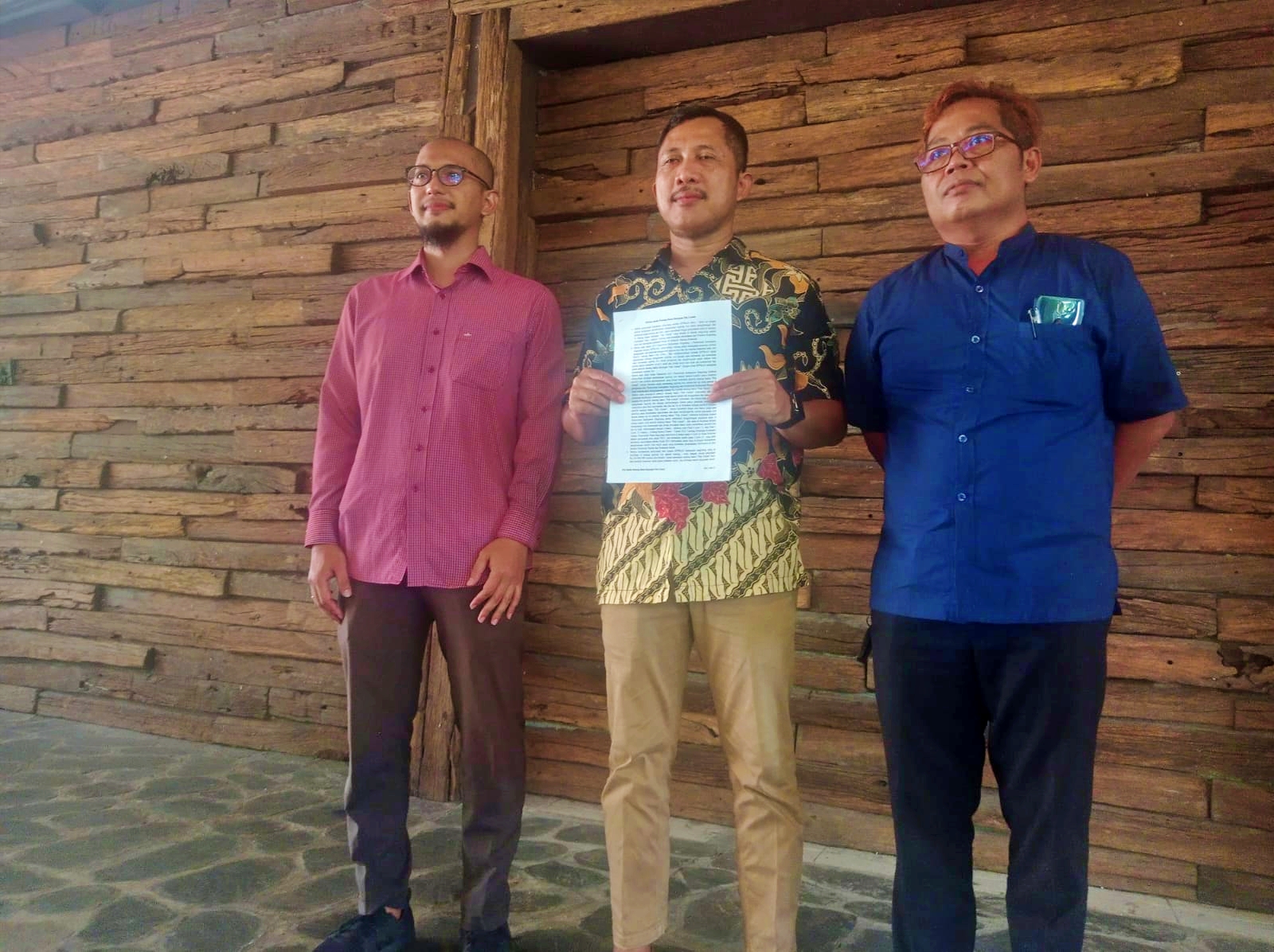 Owner WR Bakso Balungan Pak Granat bersama Kuasa Hukum dan Konsultan saat pers rils dengan awak media