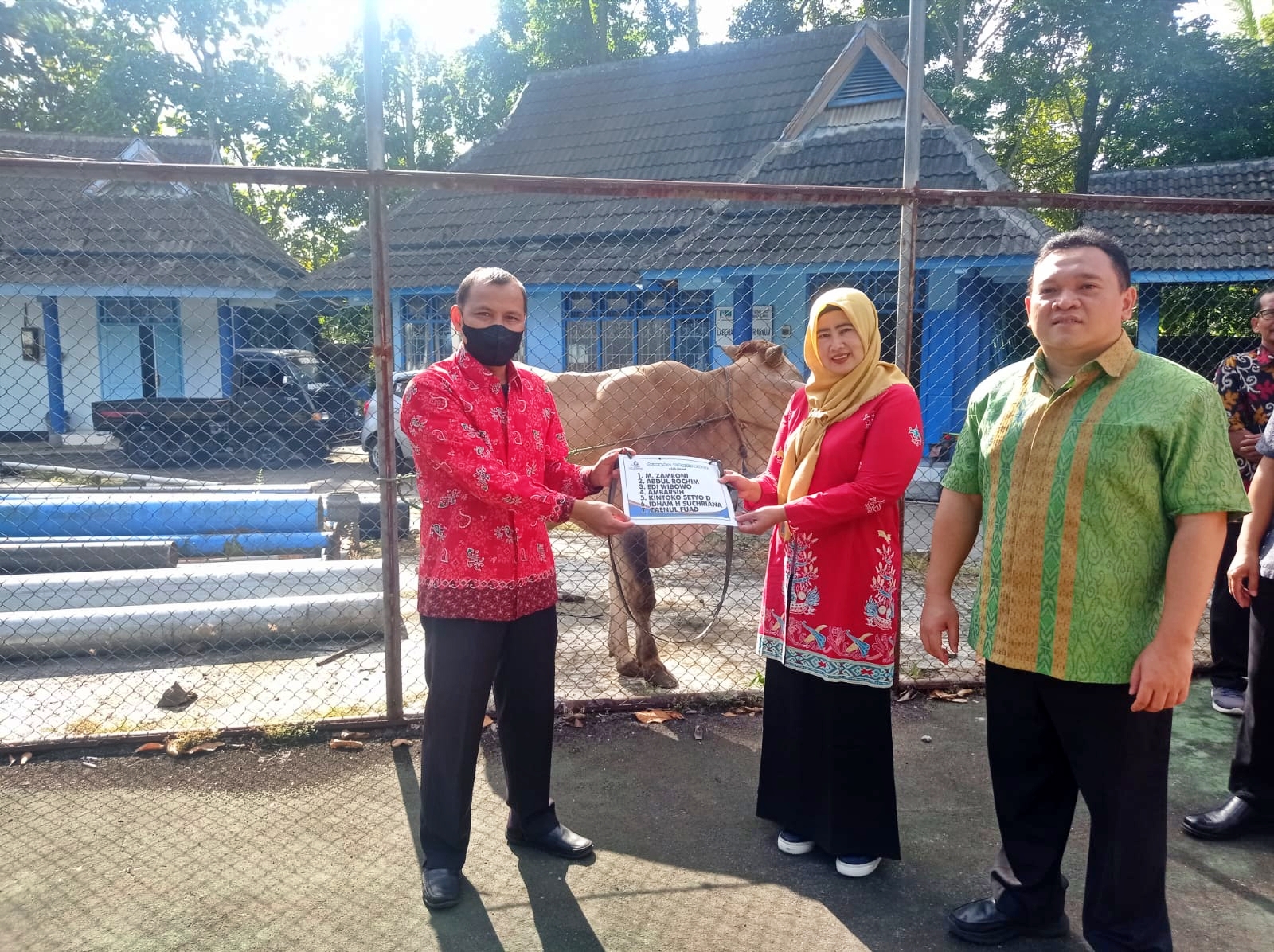 PERUMDA Air Minum Tirta Gemilang serahkan puluhan ekor hewan qurban