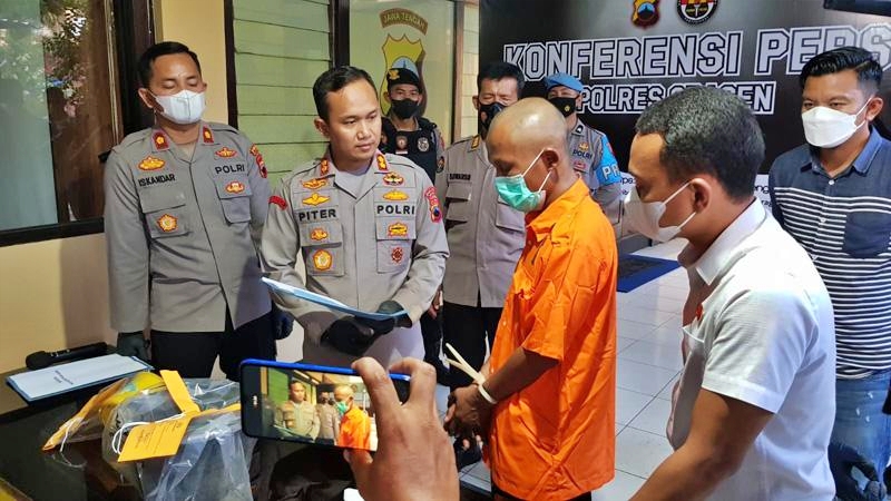 Pelaku pembunuhan ibu kandung di sragen saat dihadirkan Polres Sragen didepan awak media