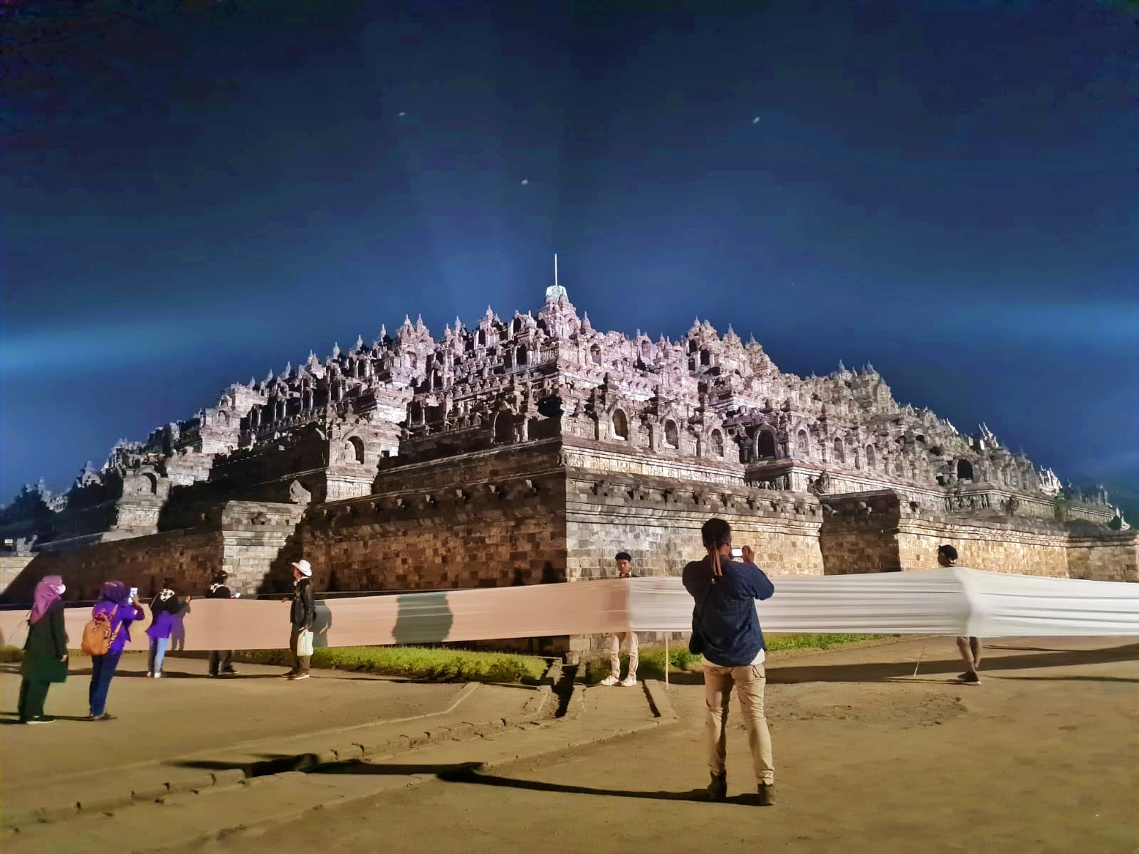 Pembentangan kain putih mengelilingi Candi Borobudur peringati tanggal 1 Suro