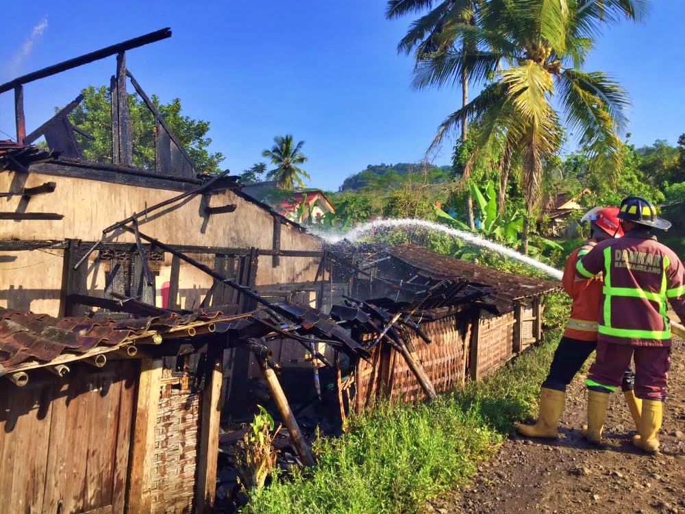 Petugas Damkar Kabupaten Magelang saat memadamkan api di kebakaran dapur rumah di salaman magelang