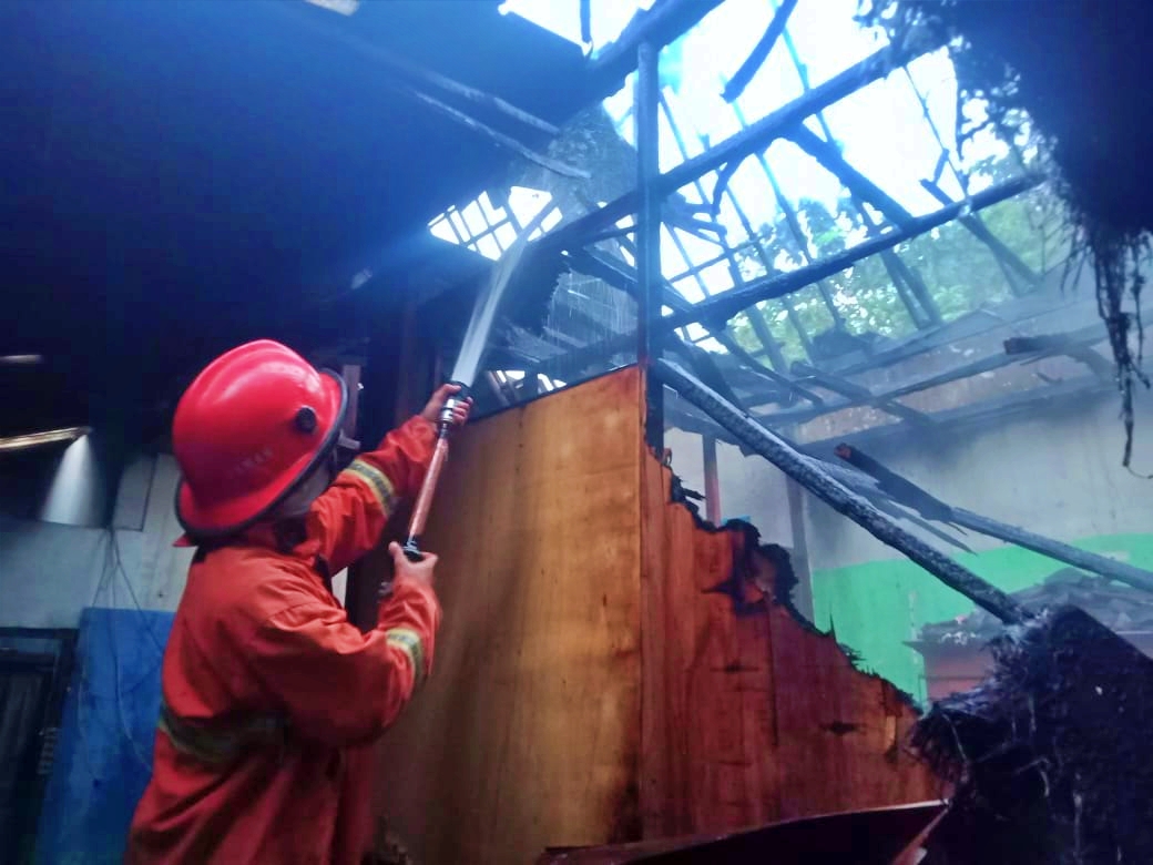 Petugas Damkar Kabupaten Magelang saat memadamkan kebakaran rumah di Tegalrejo