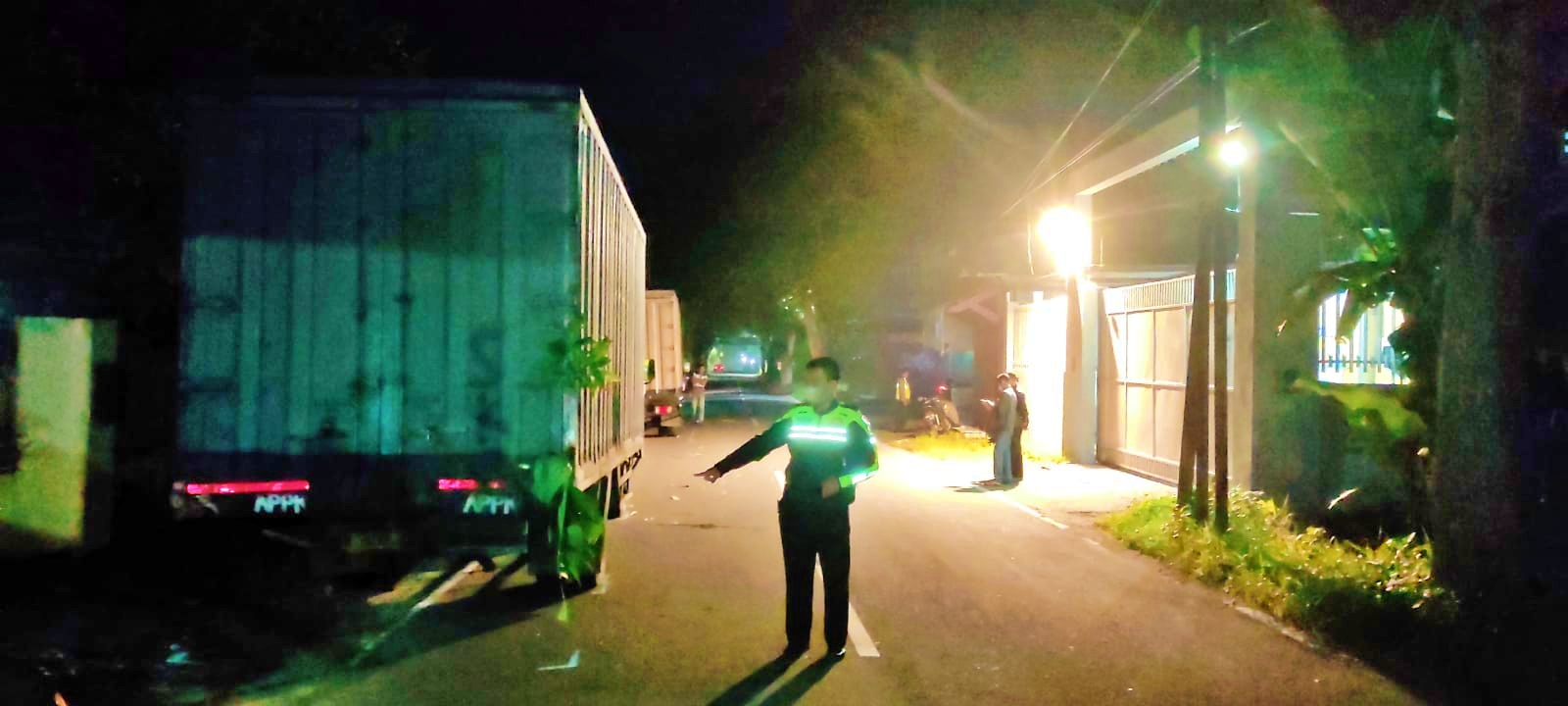 Petugas Satlantas Polres Magelang saat olah TKP kecelakaan di Tanjung Magelang