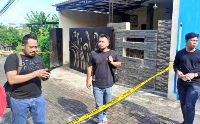 Petugas polisi sedang lakukan olah TKP seorang istri TNI ditembak orang tak dikenal di Semarang