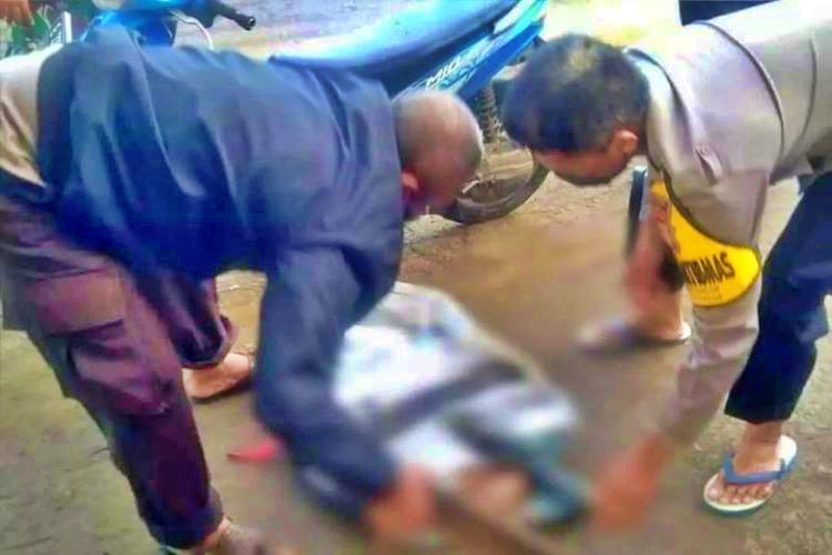 Polisi saat mengamankan potongan tubuh manusia di Semarang