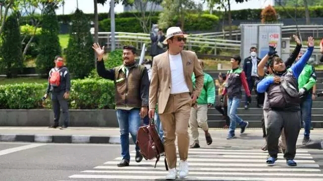 Ridwan Kamil bak seperti model di citayam fashion week
