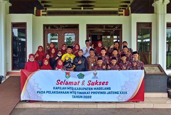 Sekretaris Daerah Kabupaten Magelang Adi Waryanto saat melepas rombongan Kafilah MTQ Kabupaten Magelang.