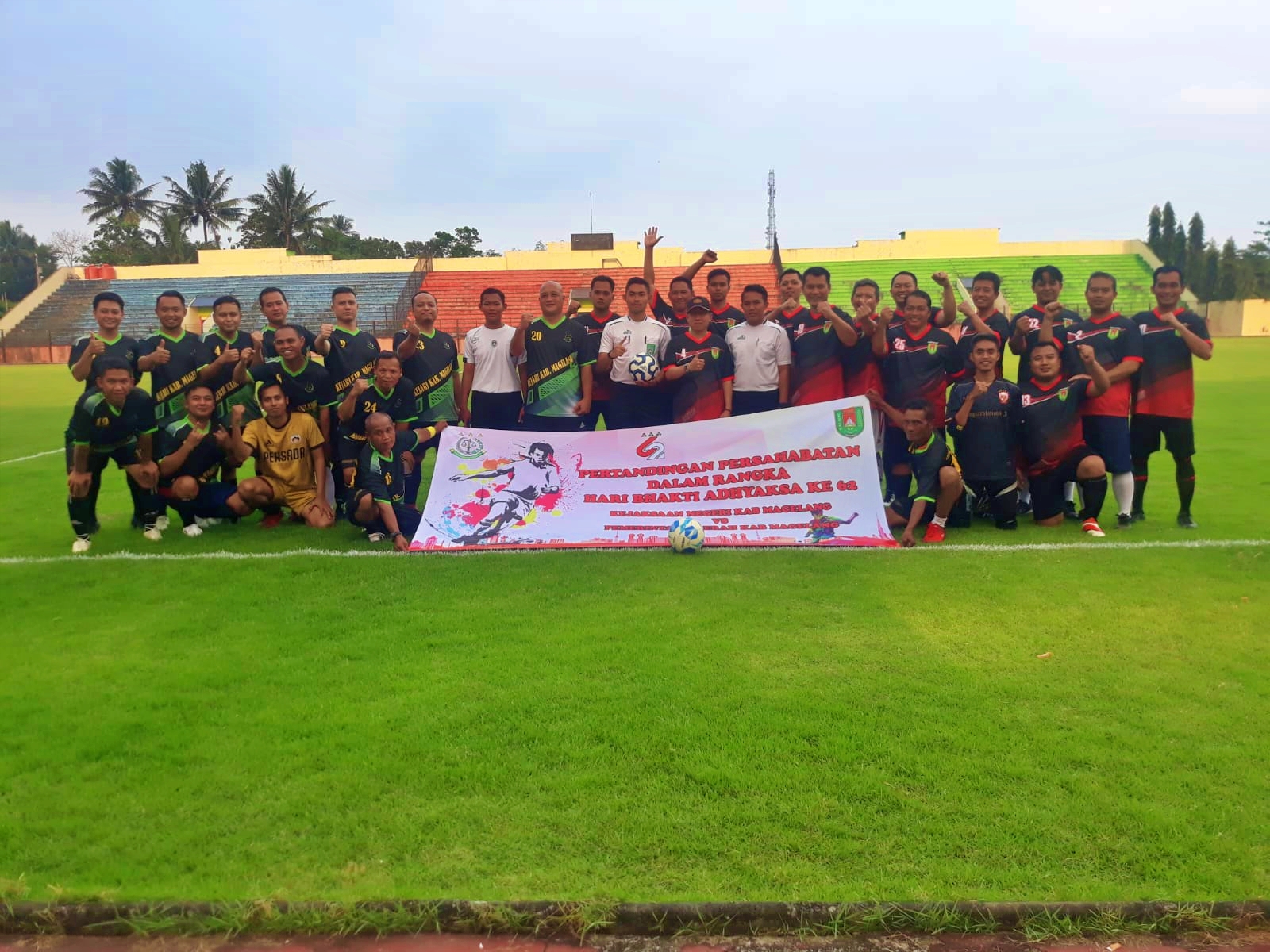 Sesi Foto bersama sebelum pertandingan sepak bola persahabatan antara Kejaksaan Negeri Kabupaten Magelang dengan Pemda
