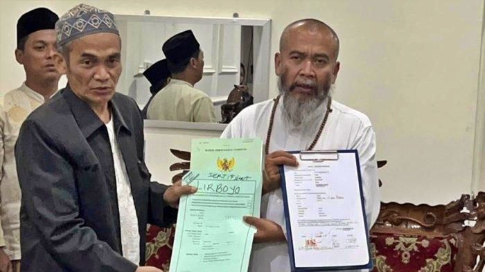 Syekh Puji saat serah terima surat ikrar wakaf tanahnya kepada penerima