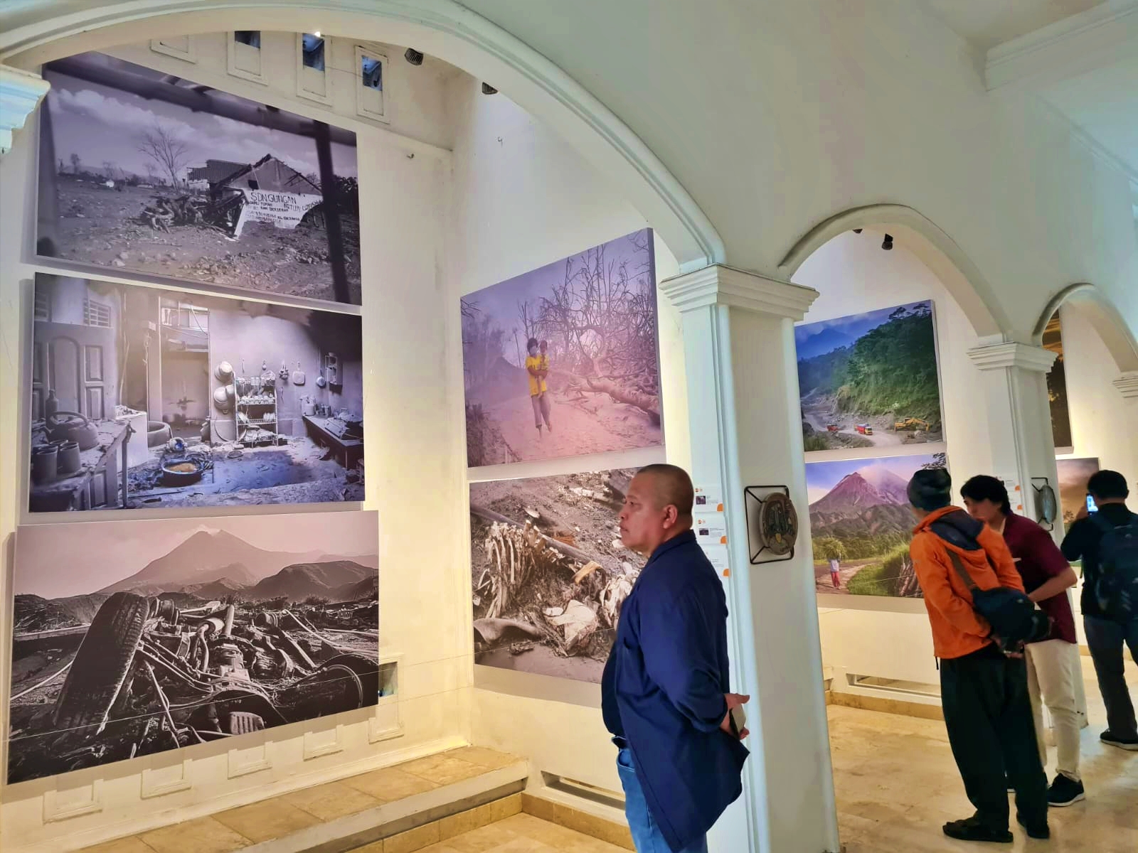 Tampak pengunjung menikmati pameran foto Borobudur dan Merapi di Museum H. Widayat Magelang