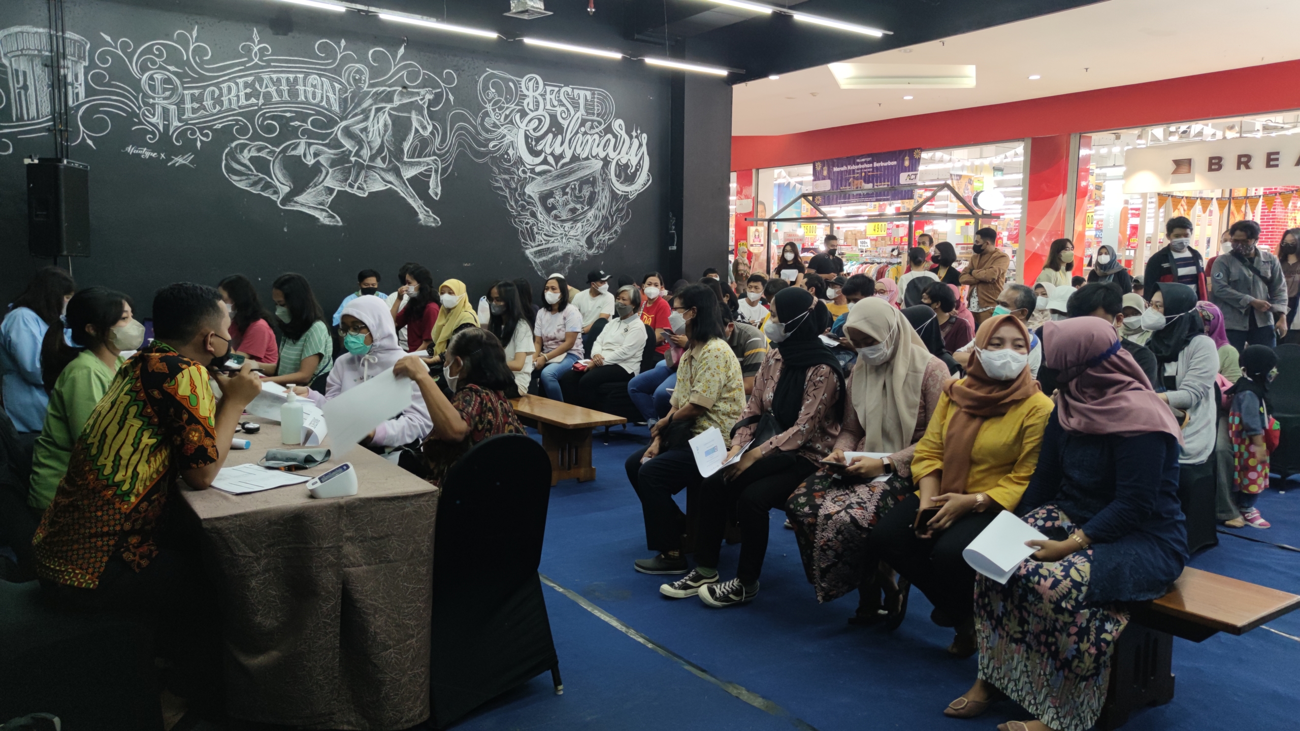 Terlihat banyak Artosholic mengantre untuk vaksinasi.