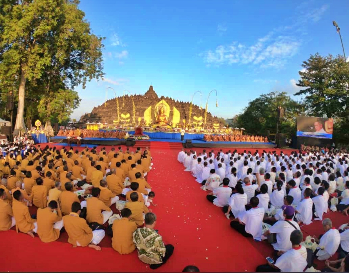 Tipitaka Chanting oleh Umat Budha di Candi Borobudur waktu lalu