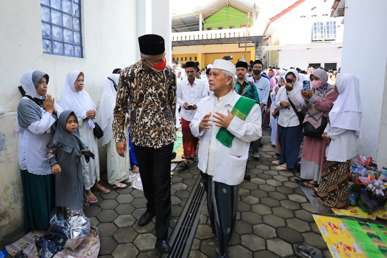Kunjungi Ponpes An-Nawawi Purworejo, Ganjar Dihadiahi Lagu Khusus