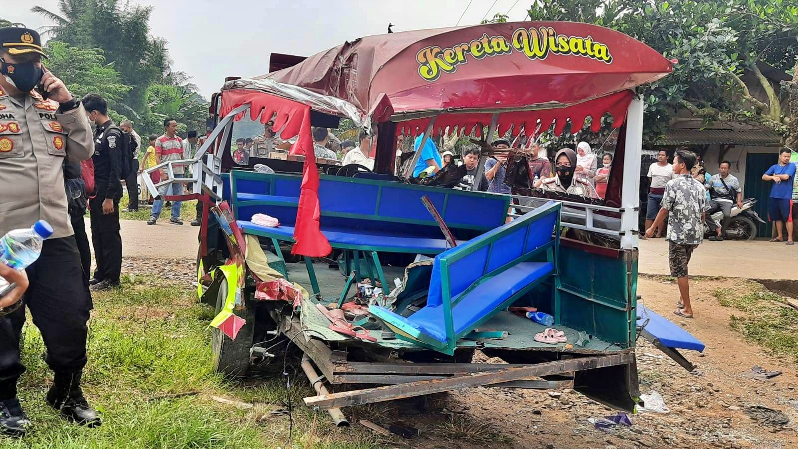 odong-odong ketabrak kereta pai 9 orang meninggal dunia