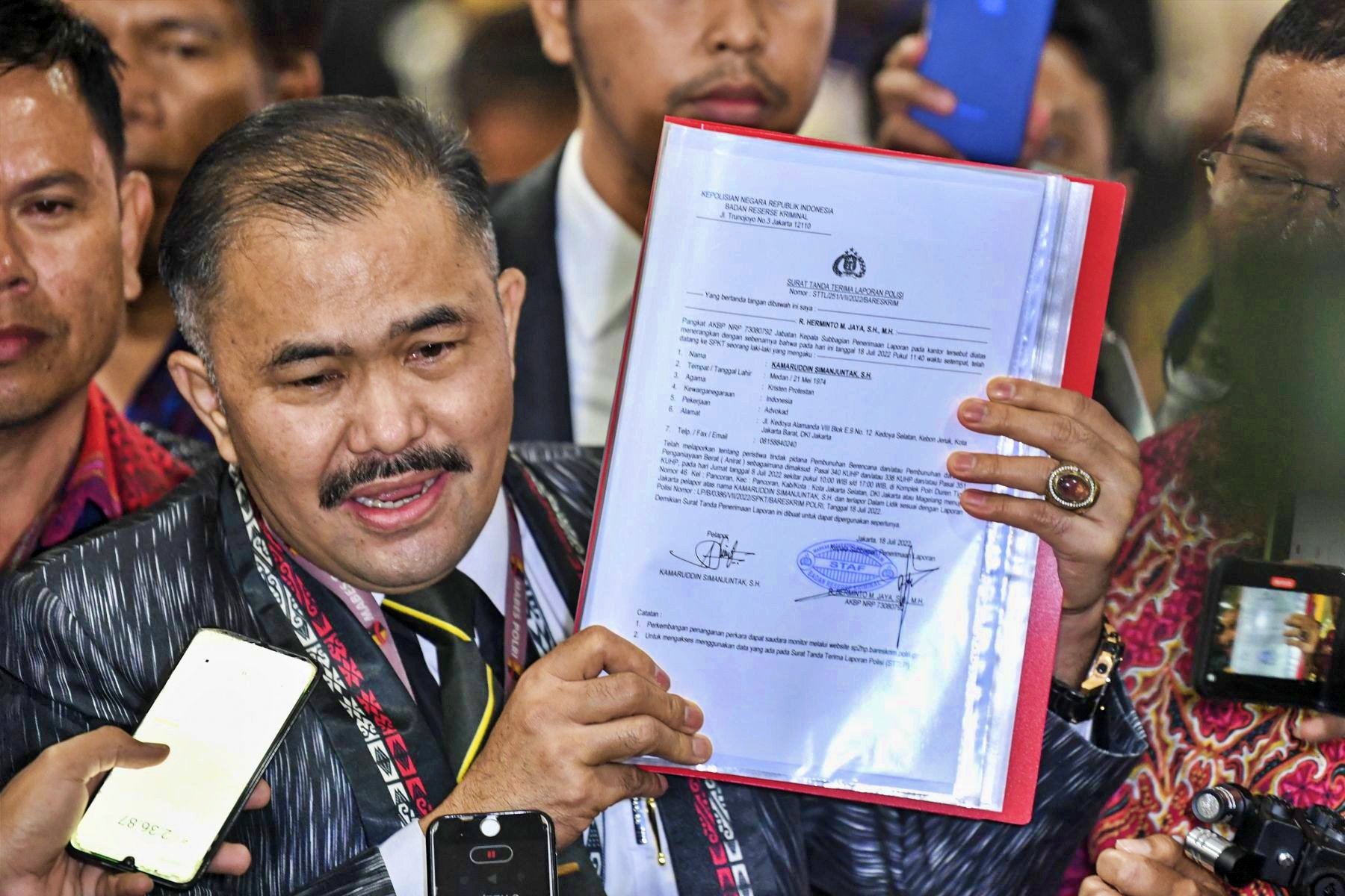 pengacara Brigadir J, Kamaruddin Simanjuntak, resmi melaporkan dugaan pembunuhan berencana terhadap korban