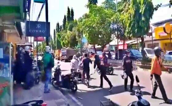 tangkapan layar video kericuhan diduga oknum suporter bola di Jogja