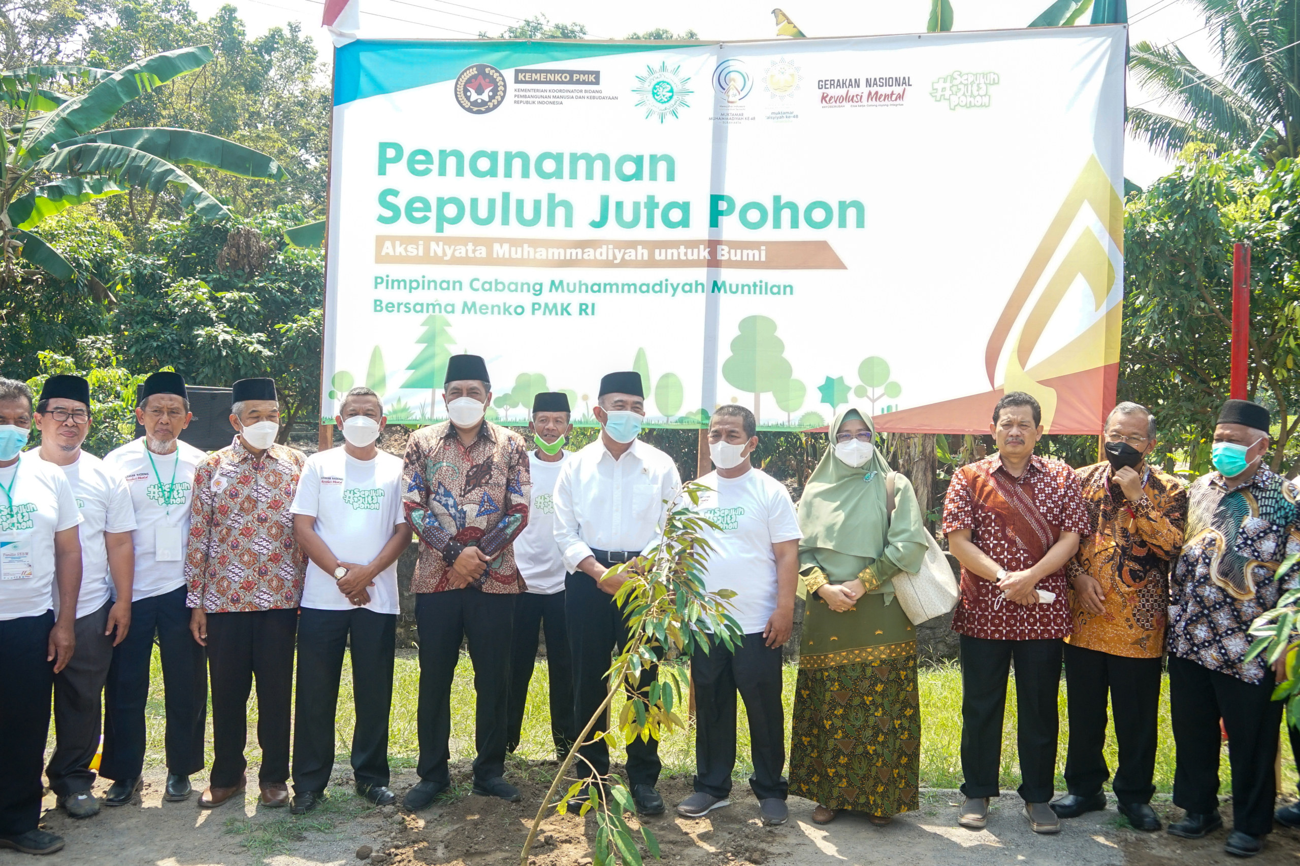 Bupati Magelang bersama Menko PMK RI saat melakukan kegiatan penanaman pohon.