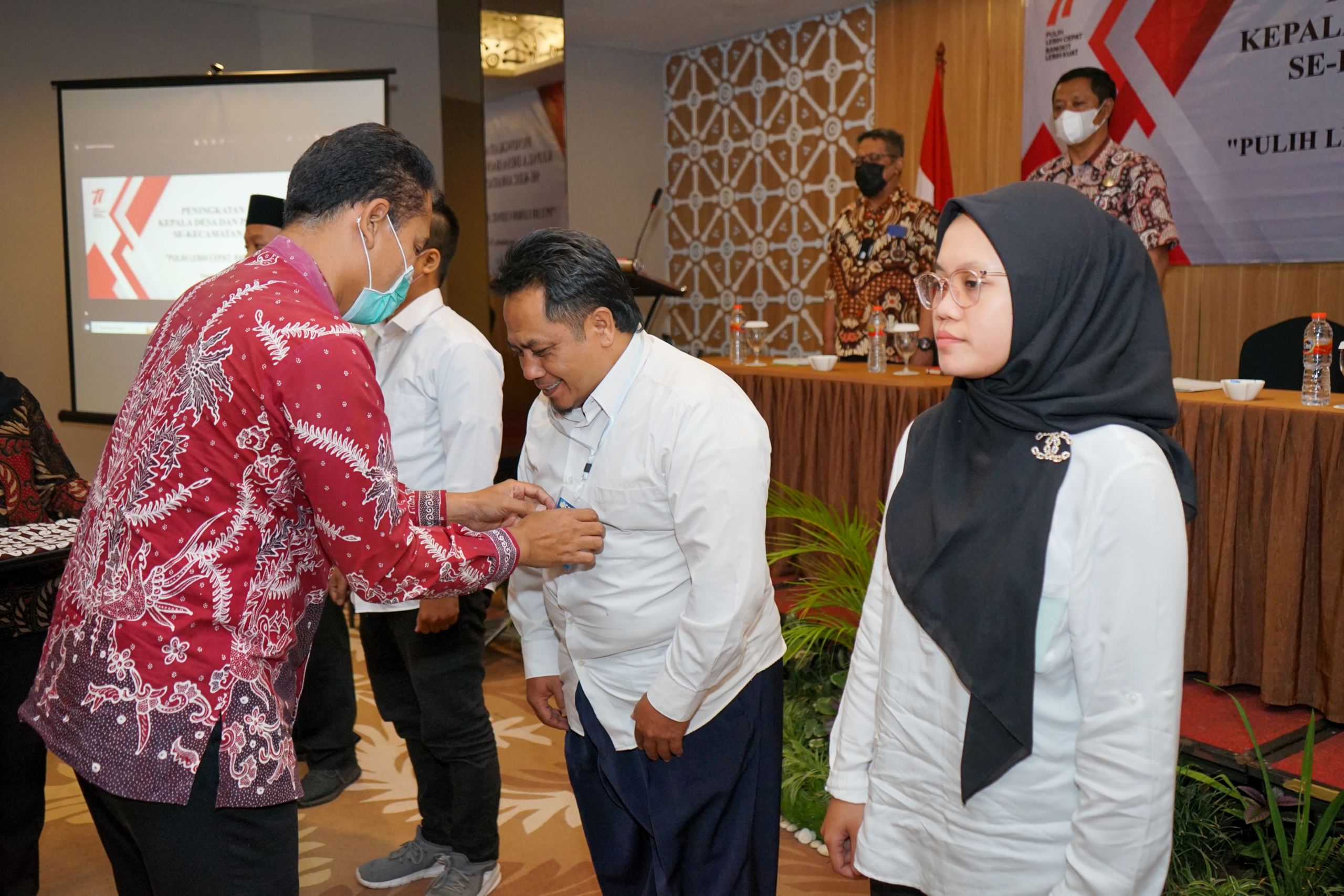 Asisten Pemerintahan dan Kesra Sekretariat Daerah Kabupaten Magelang, Nanda Cahyadi Pribadi didampingi jajaran Forkompimcam Candimulyo saat membuka kegiatan Peningkatan Kepala Desa dan Perangkat Dese se-Kecamatan Candimulyo.