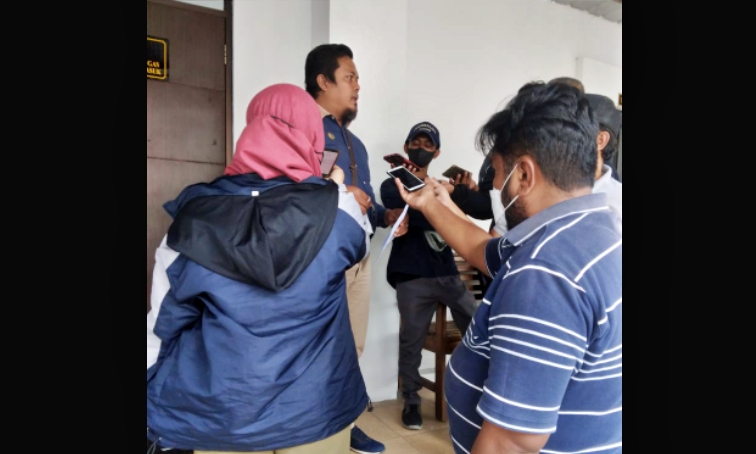 Awak media saat wawancarai Bantuan Hukum yang mendampingi tersangka pembunuhan di Grabag Magelang