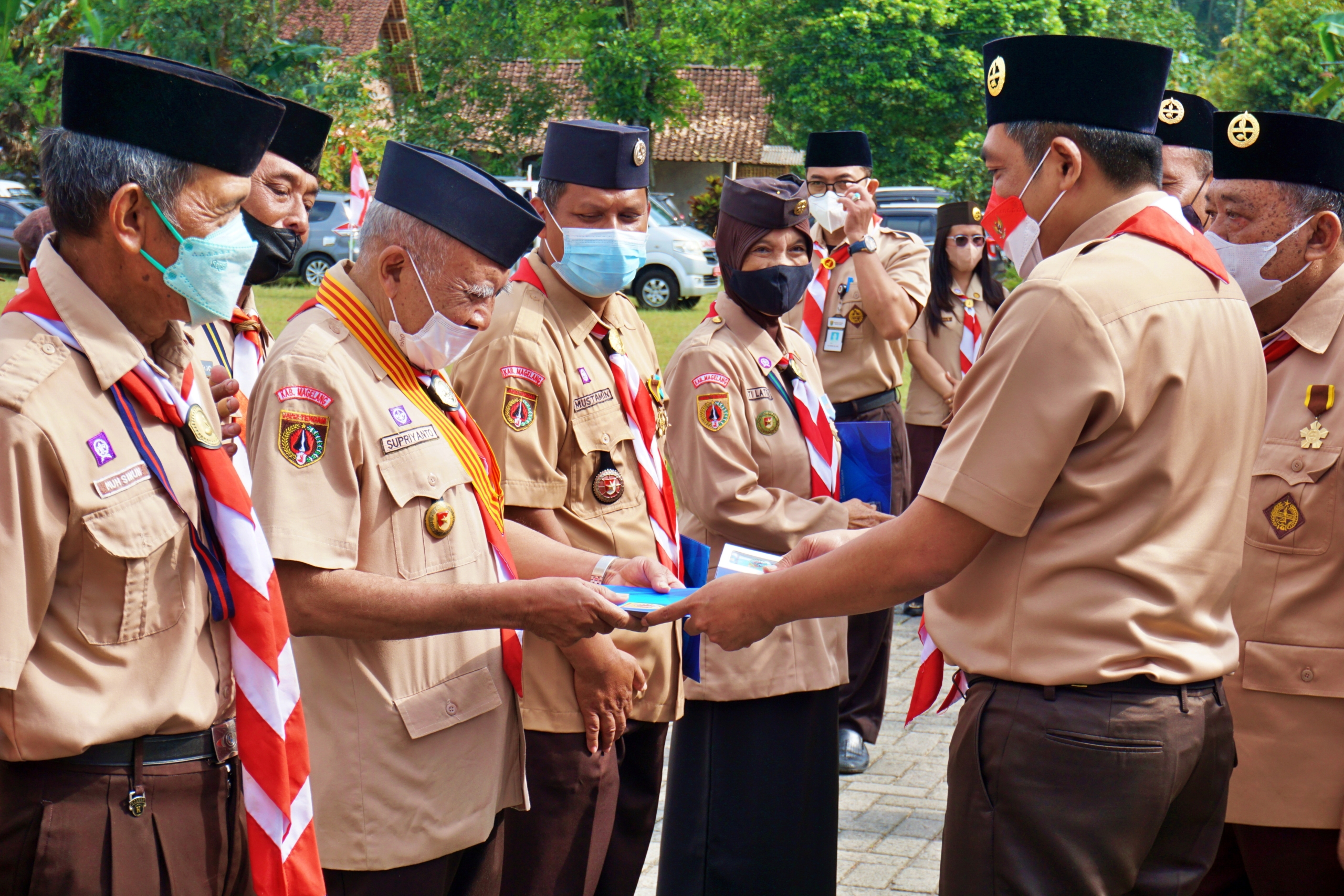 Bupati Magelang Zaenal Arifin saat menyerahkan penghargaan gerakan Pramuka usai upacara peringatan hari Pramuka Ke-61 Tingkat Kabupaten Magelang.